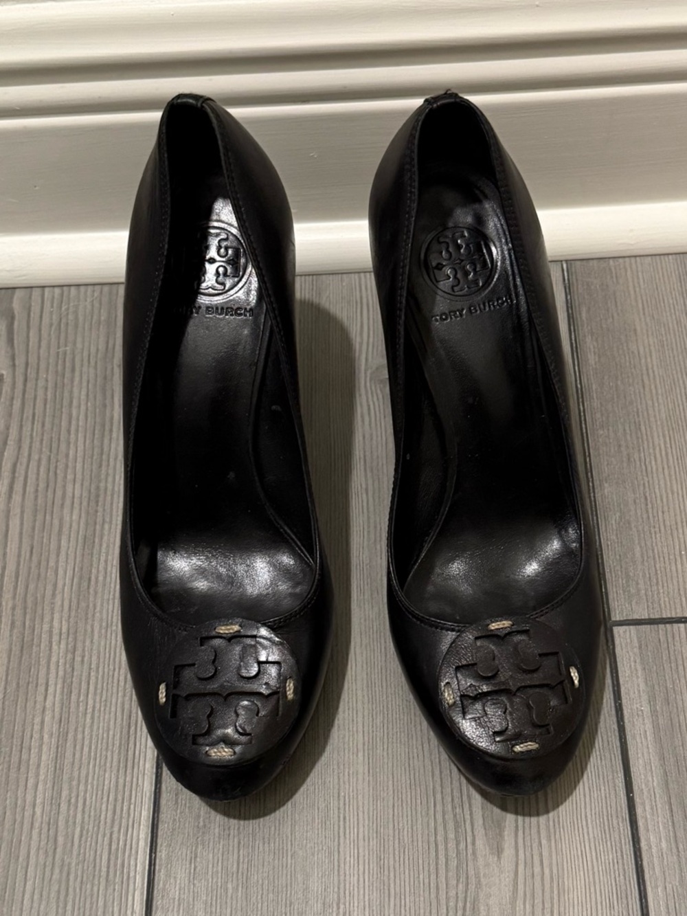 Tory Burch Black Leather Logo Toe Pump